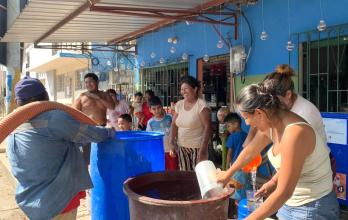 En Colonche las familias tuvieron que salir con sus tanques a la calle para recibir el agua