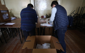 Votantes participan en una jornada de elecciones locales y referéndum constitucional, en una fotografía de archivo.