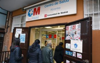Varias personas entran este miércoles del Centro de Atención Primaria de Abrantes Madrid