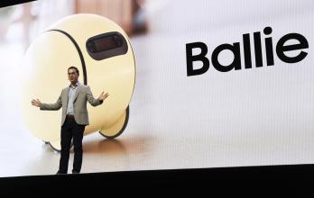 Jonathan Gabrio de Samsung presenta una nueva versión actualizada de 'Ballie', un proyector equipado con inteligencia artificial y un asistente doméstico. EFE