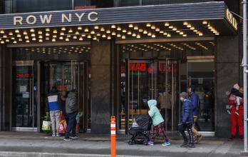 Las primeras familias migrantes con niños deberán dejar mañana su albergue en Nueva York