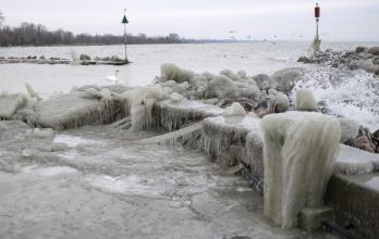 Dos muertos por hipotermia en Polonia y mil coches bloqueados por la nieve en Francia