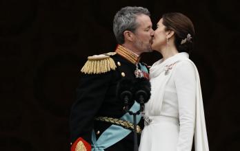 El rey Federico X y la reina María se besan en el balcón tras la proclamación de Federico como nuevo rey de Dinamarca