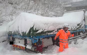 Fuertes nevadas en el centro de Japón bloquean carreteras y paralizan vuelos y trenes