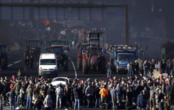 Los agricultores franceses amenazan con bloquear París y el Gobierno busca calmar su ira