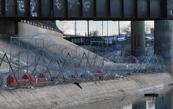Vista de barricadas de alambre de púas, el 25 de enero de 2024 en el muro fronterizo desde Ciudad Juárez, Chihuahua (México)