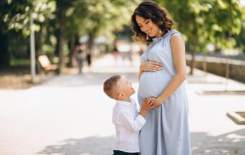 mujer-embarazada-su-pequeno-hijo-parque