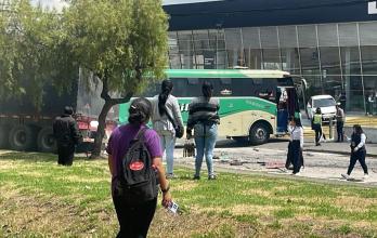 Uno de los buses afectados quedó atravesado en la Av. Morán Valverde, luego del siniestro de tránsito.