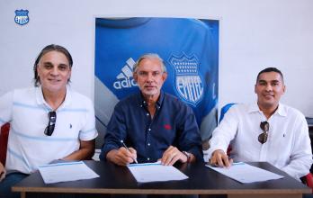 Gente azul: Carlos Juárez, José Pïleggi presidente delEmelec, y Robert Aguilar, entrenador.