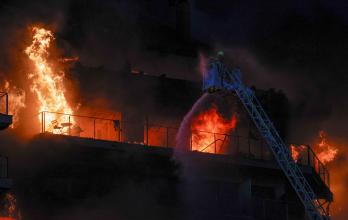 Un gran incendio devora un edificio de viviendas en la ciudad española de Valencia