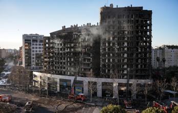 Un fulminante y devastador incendio en un edificio de viviendas de catorce plantas en València