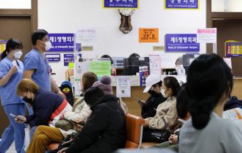 Más médicos surcoreanos se suman a la huelga pese al mensaje indulgente del Gobierno