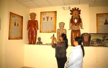 Visitantes al museo de Santa Elena