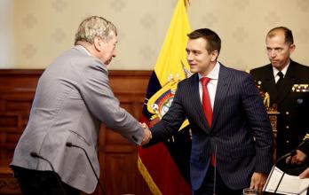presidente de Ecuador, Daniel Noboa (d), mientras se reúne con delegados de la Sociedad Interamericana de Prensa (SIP), este martes en Quito (Ecuador).