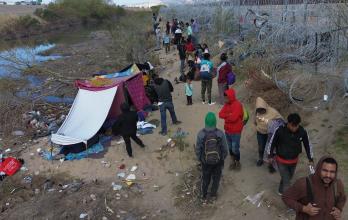 Confusión y miedo entre los migrantes en la frontera sur de EE.UU. ante la disputa judicial por la ley SB4