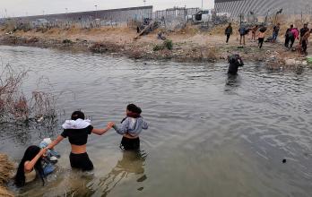 Confusión y miedo entre los migrantes en la frontera sur de EE.UU. ante la disputa judicial por la ley SB4