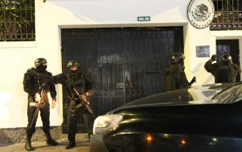Policías en los exteriores de la Embajada de México