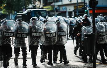 Protesta de movimientos sociales de izquierda contra políticas de Milei deja 11 detenidos