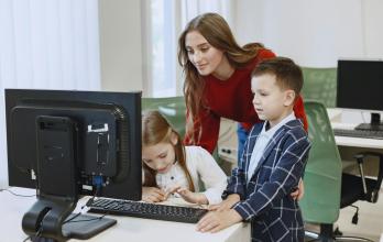 Los niños deben ser vigilados por sus padres mientras utilizan el computador