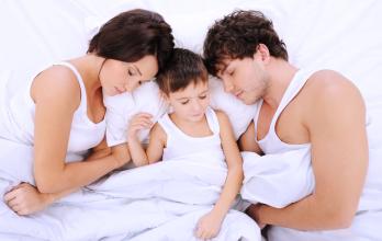 Los padres deben evitar dormir con sus hijos