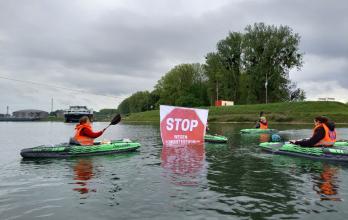 Activistas ambientales bloquean el acceso a la mayor refinería de Alemania