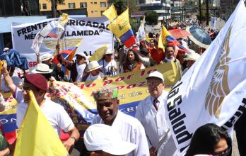 Cientos de personas se concentraron frente a la Universidad Central del Ecuador, en Quito, para una movilización de apoyo a la fiscal Diana Salazar.
