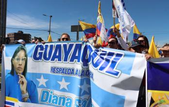 Personas con pancartas con banderas de Guayaquil asistieron a la marcha de apoyo a la fiscal Salazar.