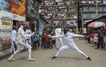 De la delincuencia a las espadas de esgrima en un barrio marginal de Nairobi