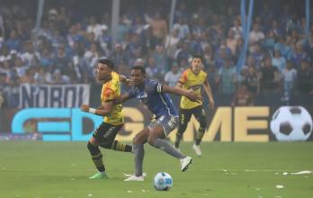 Joao Rojas y Romario Caicedo en una disputa por el balón.