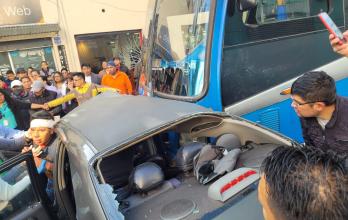 Los Bomberos brindaron atención médica a uno de los heridos, quien viajaba a bordo del auto.