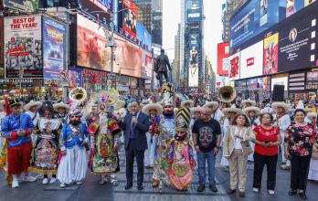 Mexicanos bailan y muestran el orgullo por sus costumbres en el corazón de Times Square