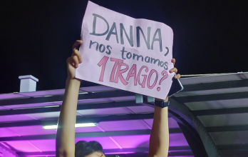 Los fanáticos llevaron carteles alusivos a las canciones de Danna.