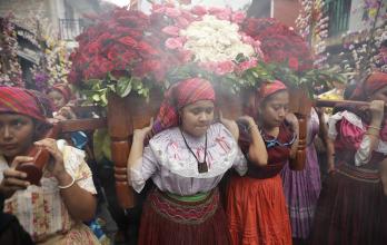 Feligreses salvadoreños reciben época lluviosa con ofrendas de palmas y flores