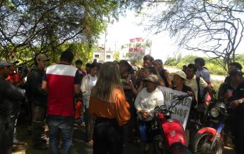 Los comuneros en Olón reclaman por la construcción en la zona protegida. Su rechazo a la tala de manglar se viralizó en redes.