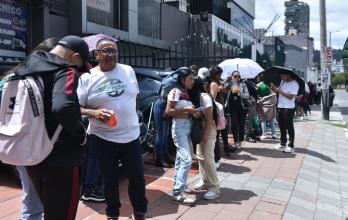 Las filas de fanáticos rodeaban parte del CCI, durante la preventa de las entradas al concierto de Aventura en Ecuador.