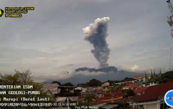 El volcán Marapi entra en erupción y lanza una columna de ceniza en el oeste de Indonesia