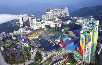 Unos 5.000 evacuados por un enorme incendio en un parque de atracciones en Malasia