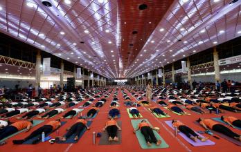 Miles de personas baten 5 récords Guinness en la India durante Día Internacional del Yoga