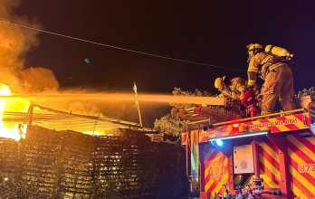 Bomberos trabajan para controlar la emergencia en la vía a Daule.