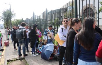 Las personas de atención prioritaria formaron otra fila, durante la entrega de pasaportes venezolanos en Quito.