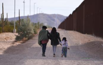 Detenciones de migrantes en la frontera de EE.UU. se reducen a su punto más bajo en años