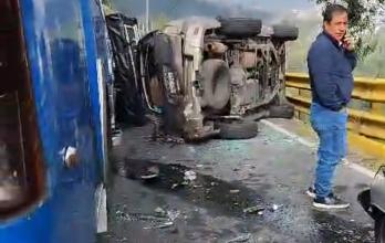 Uno de los autos quedó volcado de costado, al lado del bus, sobre la autopista al valle.