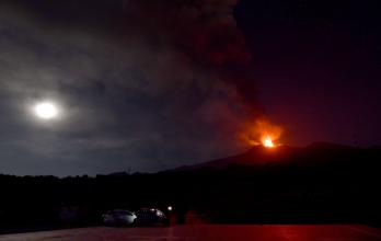 La erupción del Etna se intensifica con la emisión de lava y una gran columna de cenizas