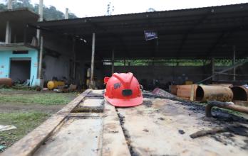 Vagón abandonado inspeccionado por militar