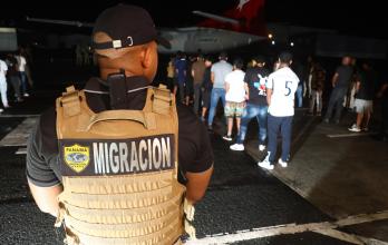 Ciudadanos de nacionalidad ecuatoriana son deportados este jueves 29 de agosto de 2024 desde el Aeropuerto Marcos A. Gelabert, en el lado Pacífico del canal de Panamá (Panamá), con destino a la ciudad portuaria de Manta, en Ecuador.