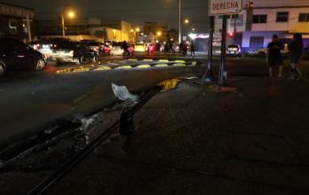 La víctima, tras recibir los impacto de arma de fuego, se estrelló con un poste semafórico.