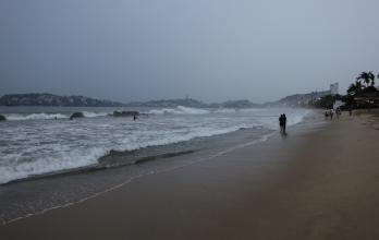 El ciclón John se degrada a tormenta tropical