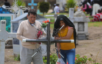 Ciudadanos llegan a los cementerios del país.