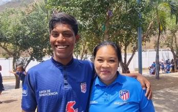 Jostin Morante (i) junto a su madre Alexandra Rivera en el evento de la Junta de Beneficencia de Guayaquil y Atlético de Madrid