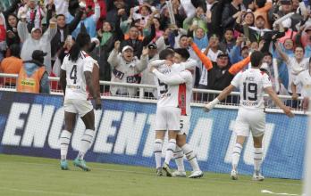Jugadores albos festejando el triunfo.